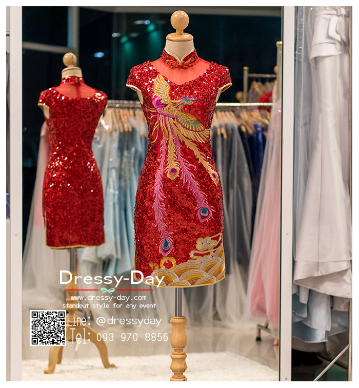 รหัส ชุดกี่เพ้า : KPS026 ชุดกี่เพ้าประยุกต์ตกแต่งกริตเตอร์ ชุดกี่เพ้าสวยๆ ราคาถูก รูปนกยูง ใส่งานหมั้น ยกน้ำชาสีแดง กุ๊นขอบผ้าสีทอง