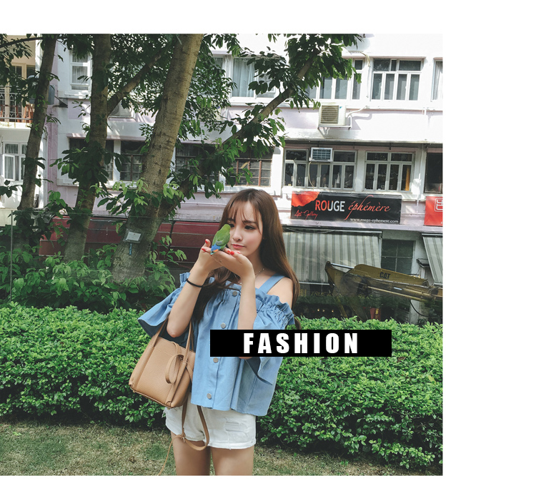 เสื้อแฟชั่นสายเส้นใหญ่ช่วงไหล่แต่งยางยืดช่วงบน ติดกระดุมหน้าโลหะสีเงิน 4เม็ด ใส่เที่ยว หรือลำลอง สวยหวานน่ารักสไตล์เกาหลี