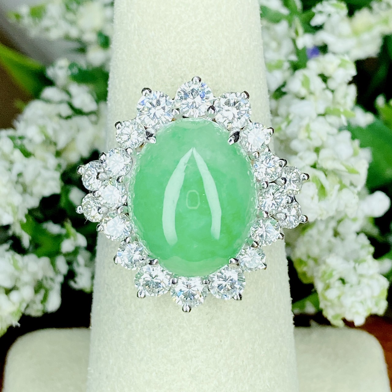 แหวนหยกพม่าธรรมชาติ (หลังเบี้ย) Natural Burmese Jade Ring หยกพม่าสีเขียวเม็ดนี้ เป็นหยก Type A มาจากประเทศพม่า เป็นทรงหลังเบี้ย เนื้อแก้ว สีเขียวกรีนแอปเปิ้ล เกรดท๊อปพรีเมี่ยม มีใบเซอร์รับประกันจากสถาบัน