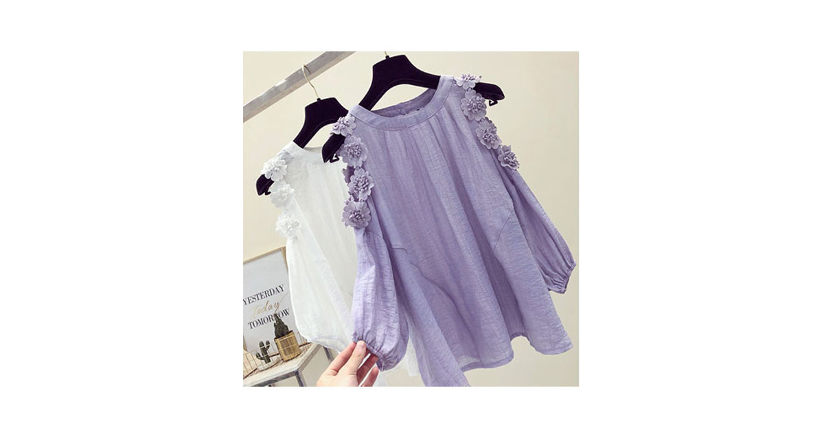 เสื้อแฟชั่นโชว์หัวไหล่ต่อผ้าลูกไม้มี2สี รหัส1903
