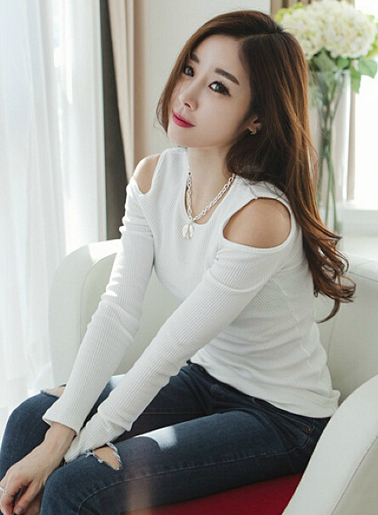 เสื้อยืดแฟชั่น คอกลม แขนยาวโชว์หัวไหล่ รหัส 1437-สีขาว