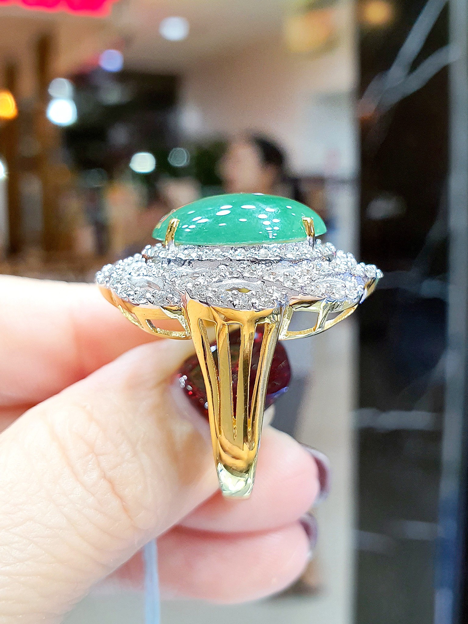 พร้อมส่งและสั่งผลิตแหวนเพชรแท้หยกพม่าแท้Type Aเม็ดใหญ่โดดเด่นสีเข้มสวยธรรมชาติ เนื้อเนียนมันวาว ใส่ทุกวันสวยสะดุดตา แหวนแต่งงาน แหวนหมั้น ใส่เที่ยว ออกงาน แหวนทองคำ 18K เพชรเบลเยี่ยมแท้ 1.64 กะรัต 95 เม็ด ราคาถูกมาก ส่งฟรี