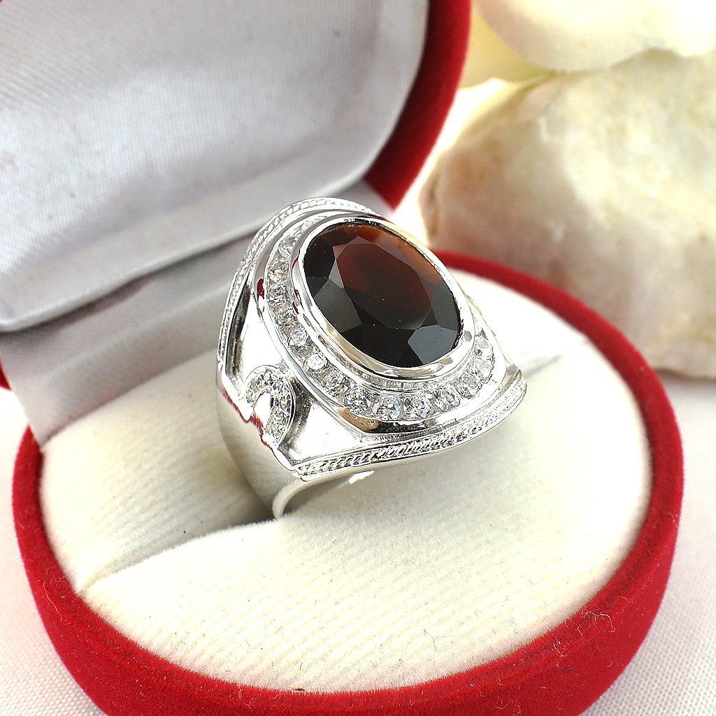 แหวนเงินแท้ราคาถูกชุบทองคำขาว พลอยแท้โกเมน 6.25 กะรัต เพชรCZ 0.80 กะรัต งานประณีตสวยงาม สั่งผลิตค่ะ