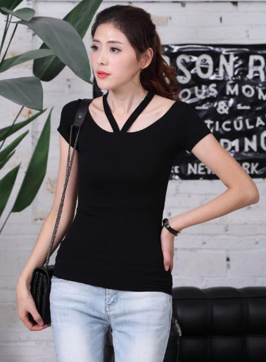 เสื้อยืดแฟชั่น คอกว้างแขนสั้น ดีเทลแต่งคล้องคอตัววี รหัส 1480-สีดำ