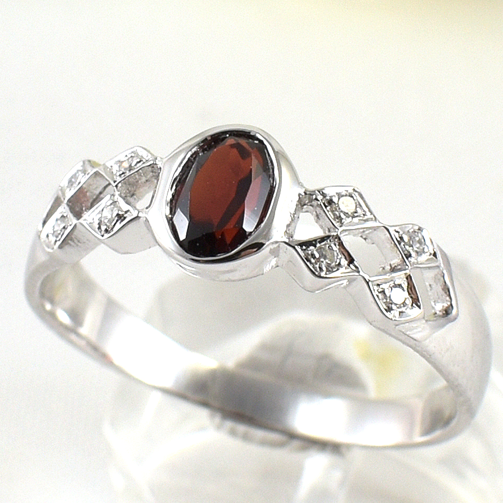 แหวนเงินแท้ราคาถูกชุบทองคำขาว พลอยแท้โกเมน 0.55 กะรัต เพชรCZ 0.056 กะรัต งานประณีตสวยงาม สั่งผลิตค่ะ