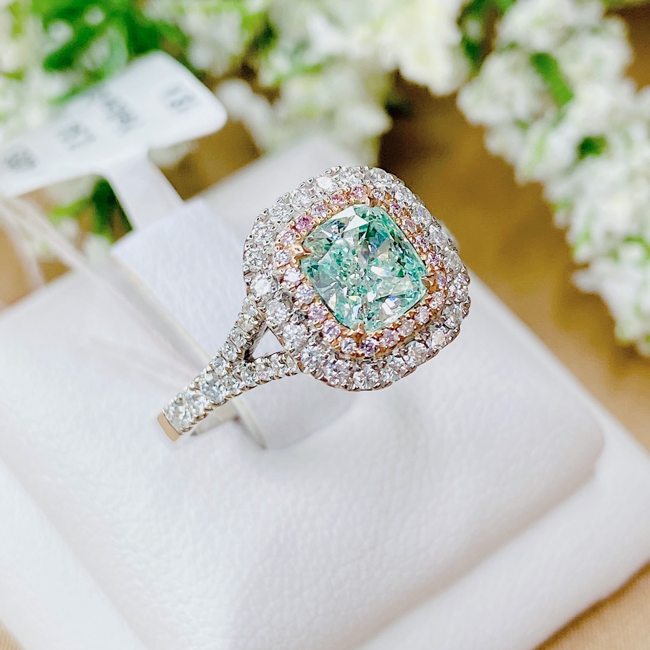 แหวนเพชร Cushion 0.94 ct สี Fancy Yellow-Green เพชรสะอาด SI1 เจียระไนสวยเล่นไฟดี 2Very Good มาพร้อมเซอร์ GIA