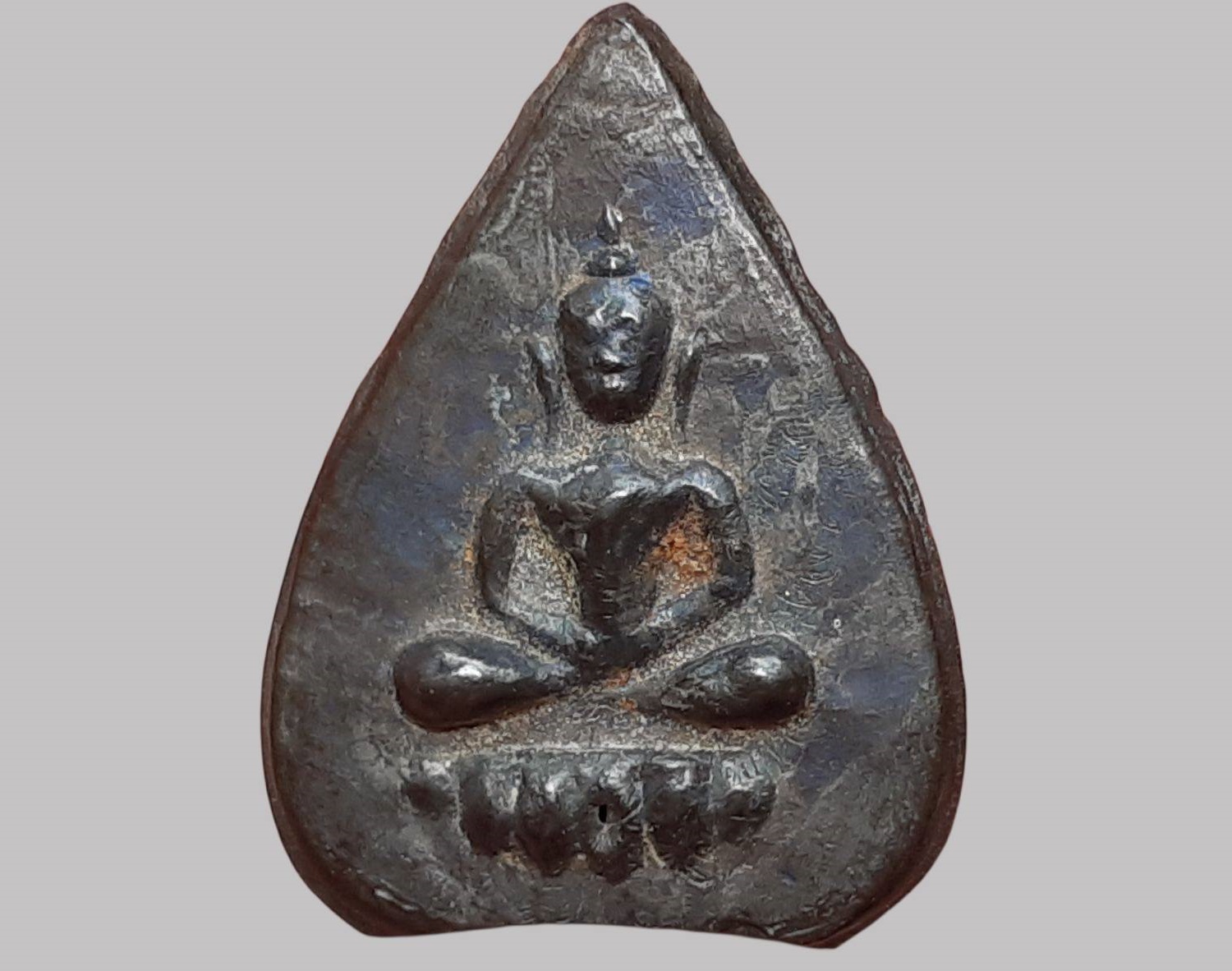 พระกลีบบัว หลวงปู่บุญ วัดกลางบางแก้ว จ.นครปฐม หลังพระนาคปรก ปี 2470 เนื้อเมฆพัตร
