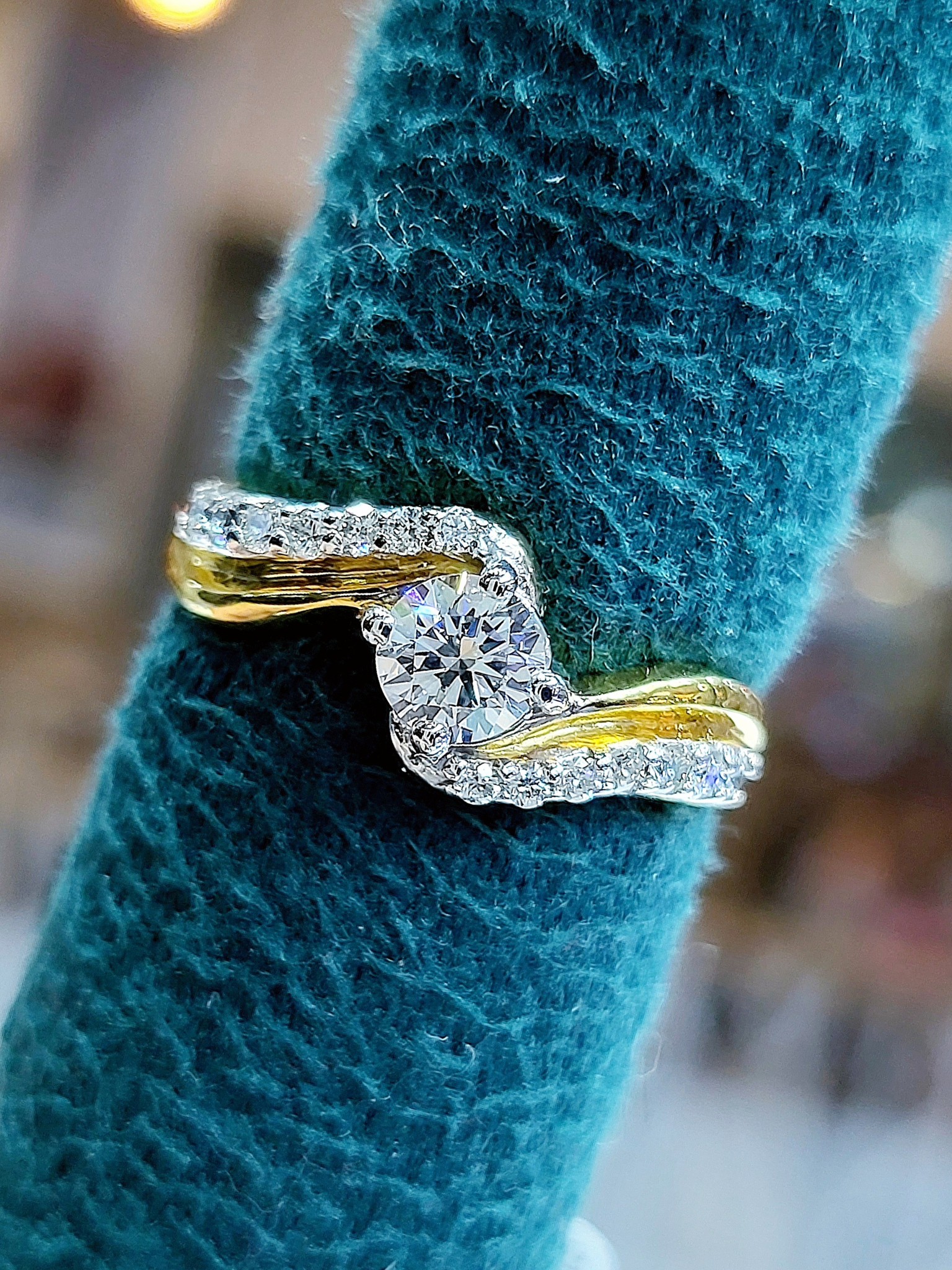 พร้อมส่งและสั่งผลิตแหวนเพชรแท้ชูประดับเพชรบริวารข้างเพิ่มความโดดเด่นสะดุดตามากขึ้น แหวนแต่งงาน แหวนหมั้น ใส่เที่ยว ออกงาน แหวนทองคำ 18K เพชรเบลเยี่ยมแท้ 0.58 กะรัต 15 เม็ด ราคาถูกมาก ส่งฟรี