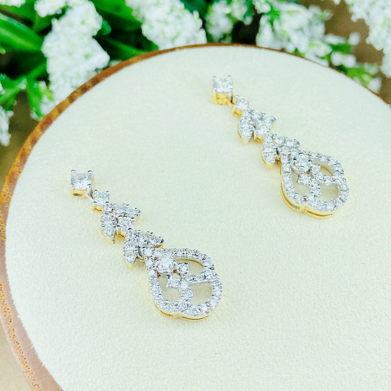 ต่างหูดอกไม้คู่ยาวฝังเพชร ดีไซน์สวยหรูหราตัวเรือนทอง 18K เพชรขาวน้ำงาม เปล่งประกายเล่นไฟแน่นอนค่ะ