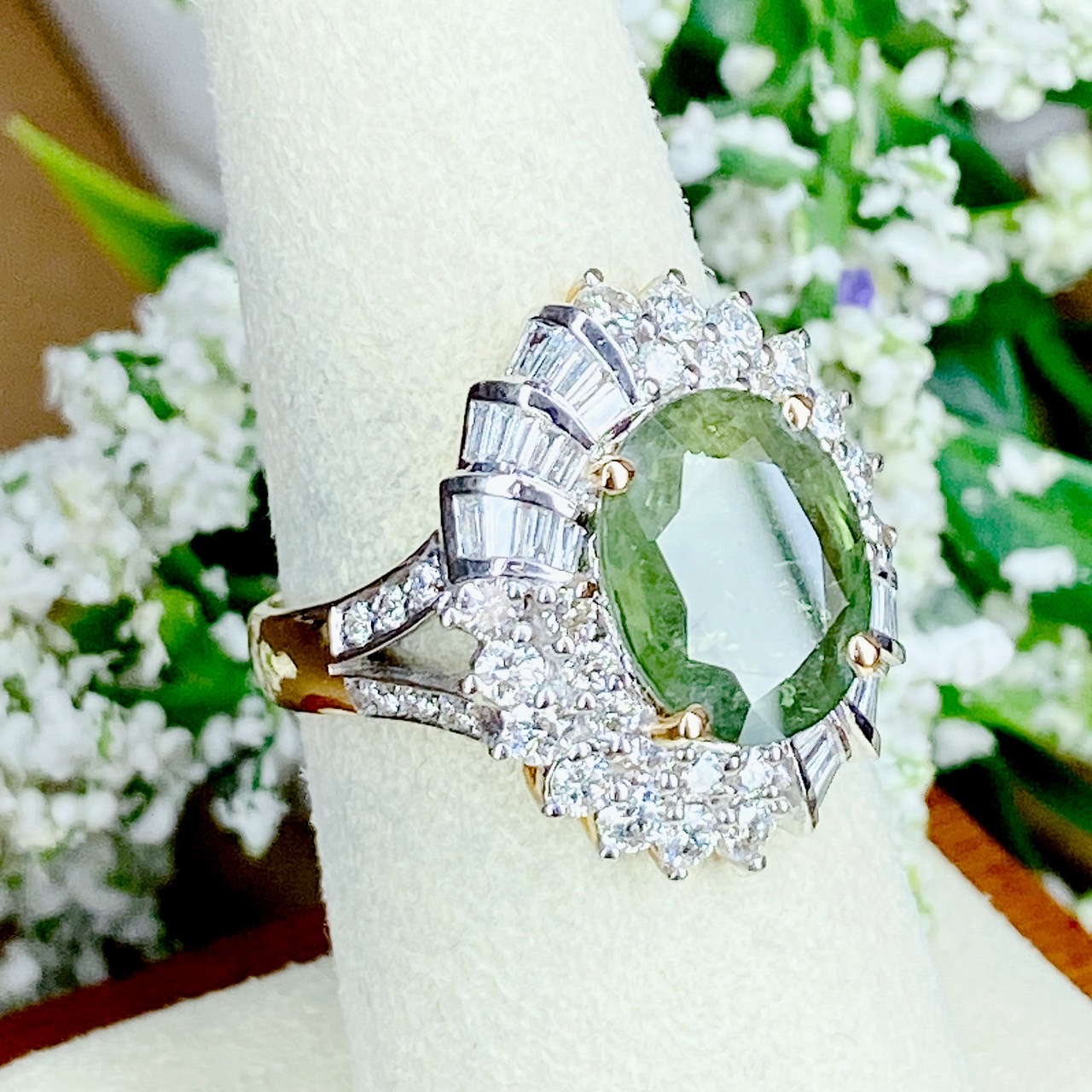 แหวนพลอยเขียวส่องประดับเพชร (Design Cocktail Ring) เขียวส่องมาใหม่ สีสวยเหลี่ยมเล่นไฟ เจียระไนแบบเหลี่ยมเพชรรูปไข่ (Oval Shape) ไซส์ใหญ่มาก ล้อมเพชรลูกเม็ดใหญ่ทุกเม็ด