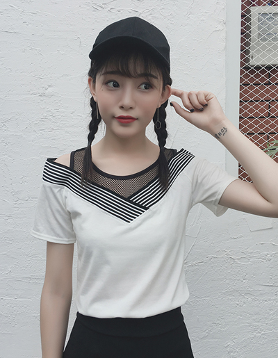 เสื้อแฟชั่นคอวีแขนสั้น แต่งผ้าตาข่ายดูคล้ายเสื้อมีสองชั้นสวยน่ารักสไตล์เกาหลี รหัส 1621-สีขาว