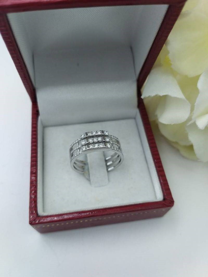 สั่งผลิตเพชรเบลเยี่ยมคัท แหวนแต่งงาน แหวนหมั้น ใส่เที่ยว ออกงาน แหวนทองขาว 18K เพชรแท้ 0.29 กะรัต 0.47 กรัม น้ำ 99 ราคาถูกมาก มีใบรับประกันค่ะ