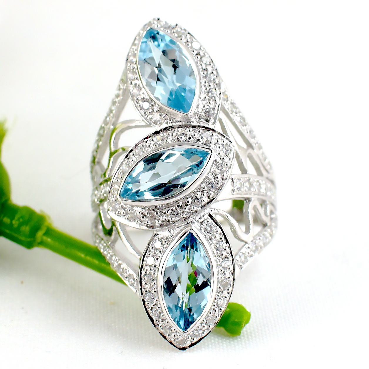 แหวนเงินแท้ราคาถูกชุบทองคำขาว สวิสบลูโทปาซแท้ 3.60 กะรัต เพชรCZ 0.79 กะรัต งานประณีตสวยงาม สั่งผลิตค่ะ