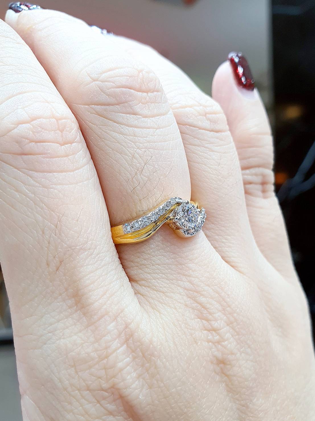 พร้อมส่งและสั่งผลิตแหวนเพชรแท้ชูประดับเพชรบริวารข้างเพิ่มความโดดเด่นสะดุดตามากขึ้น แหวนแต่งงาน แหวนหมั้น ใส่เที่ยว ออกงาน แหวนทองคำ 18K เพชรเบลเยี่ยมแท้ 0.58 กะรัต 15 เม็ด ราคาถูกมาก ส่งฟรี