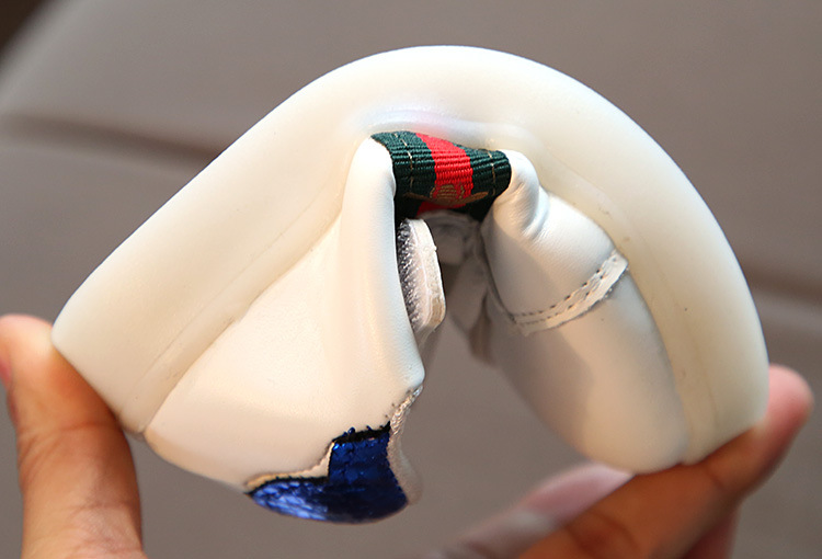 รองเท้าผ้าใบ สีขาว