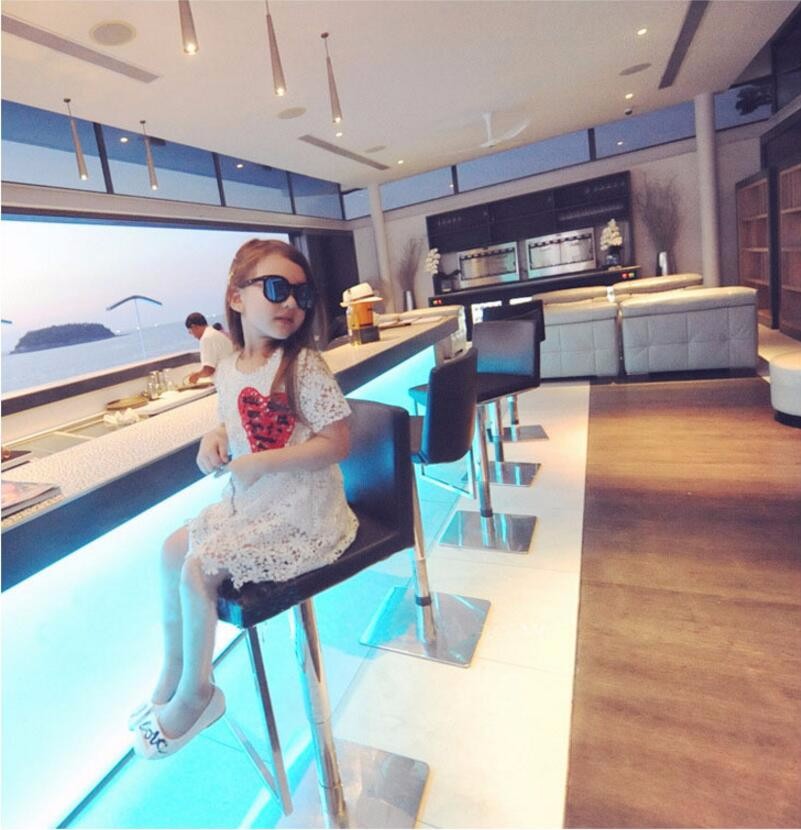 ชุดเด็ก : เดรสผ้าลูกไม้สีขาว แต่งหัวใจสีแดง