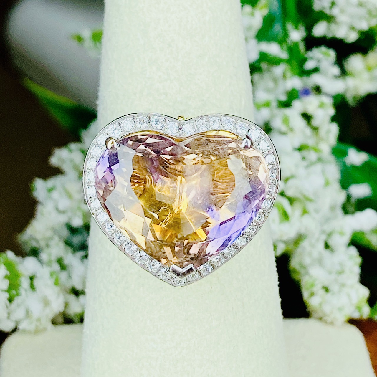 Ring Transform วงนี้กิมมิคเก๋มากค่ะ หัวพลอยด้านหน้าตัวแหวน สามารถถอดเป็นจี้ได้ แยกเป็นอีกชิ้นเลยค่ะ มีห่วงห้อยรับกับสร้อยคอ/โชคเกอร์ ใส่ได้หลากหลาย ตัวพลอยเป็นอเมทรินรูปหัวใจ (Heart Shaped) สีสวยสี Purple-Yellow เจียเหลี่ยม(Faceted Round)