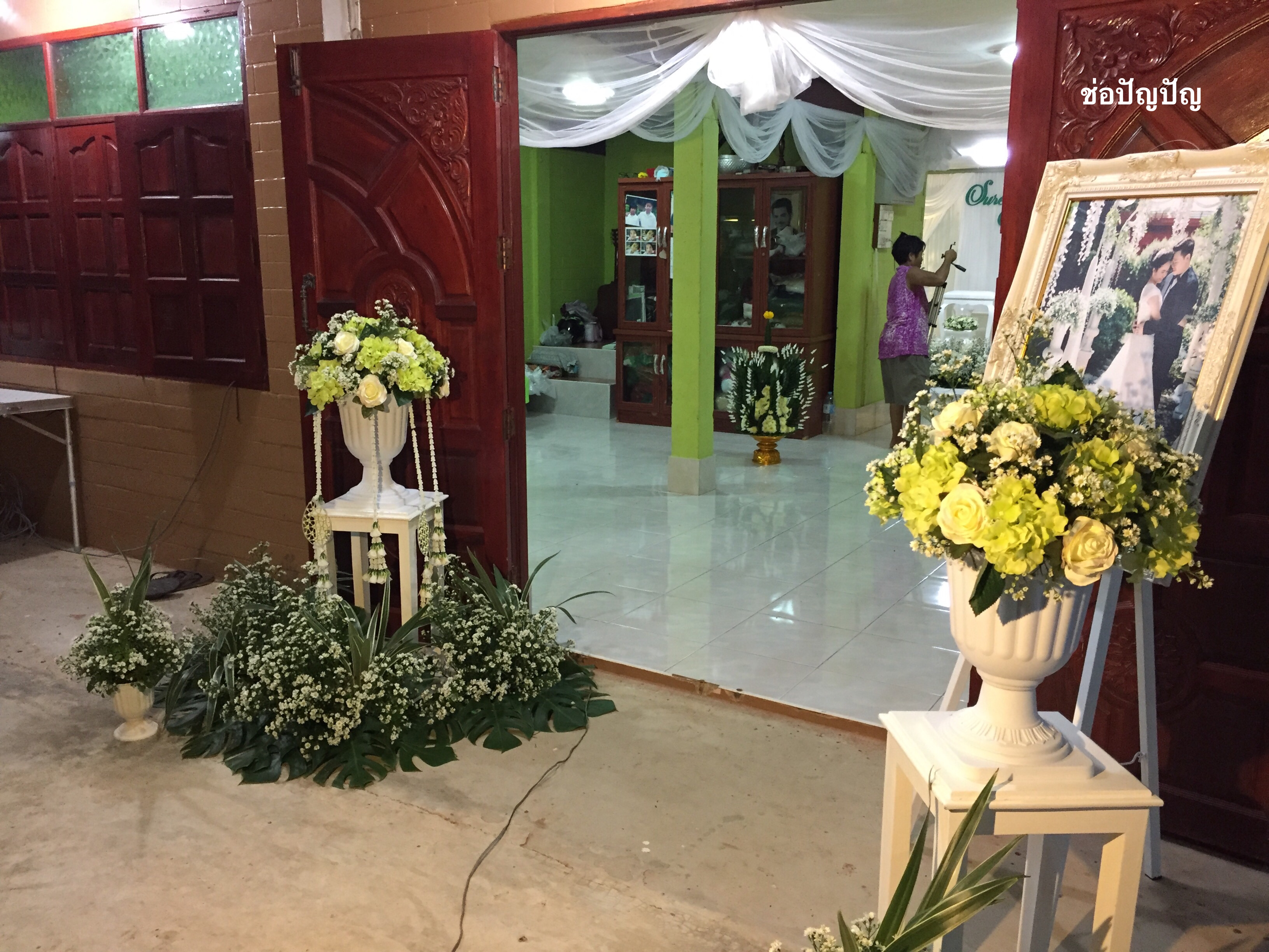 สถานที่หลั่งน้ำสังข์,แบคดรอปหลั่งน้ำสังข์ โทนขาวเขียว