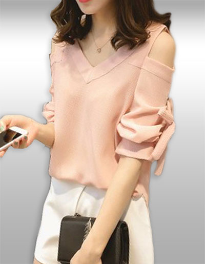เสื้อแฟชั่นคอวีชมพูโอลโรสโชว์ไหล่ผูกโบว์รหัส1569