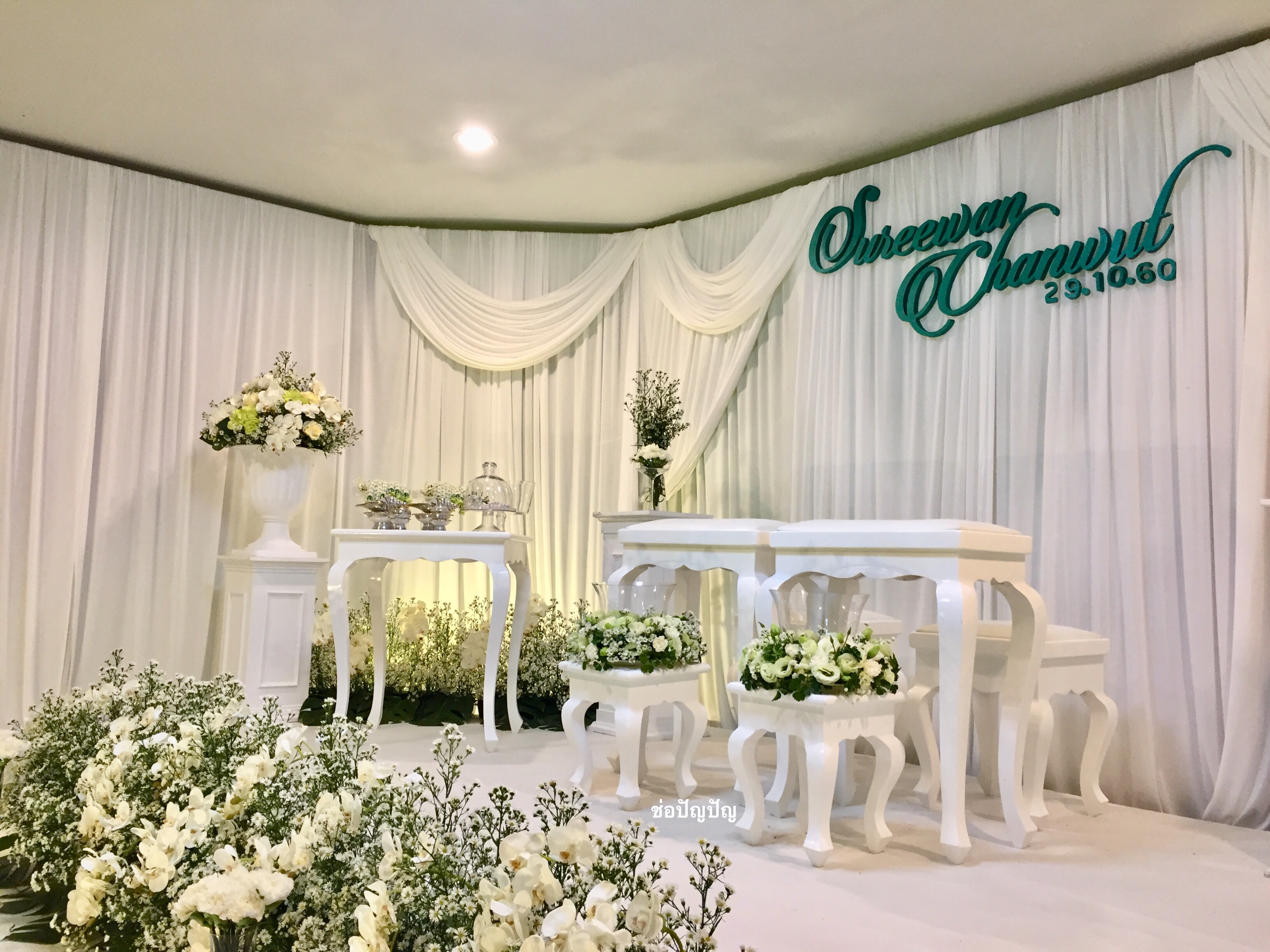 สถานที่หลั่งน้ำสังข์,แบคดรอปหลั่งน้ำสังข์ โทนขาวเขียว