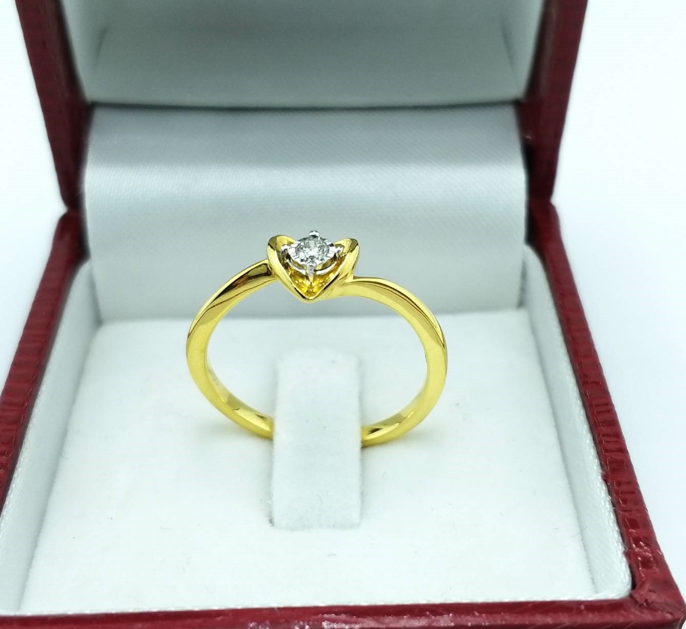 สั่งผลิตเพชรเบลเยี่ยมคัท แหวนแต่งงาน แหวนหมั้น ใส่เที่ยว ออกงาน แหวนทองคำ 18K เพชรแท้ 0.05 กะรัต 2.22 กรัม น้ำ 99 ราคาถูกมาก มีใบรับประกันค่ะ