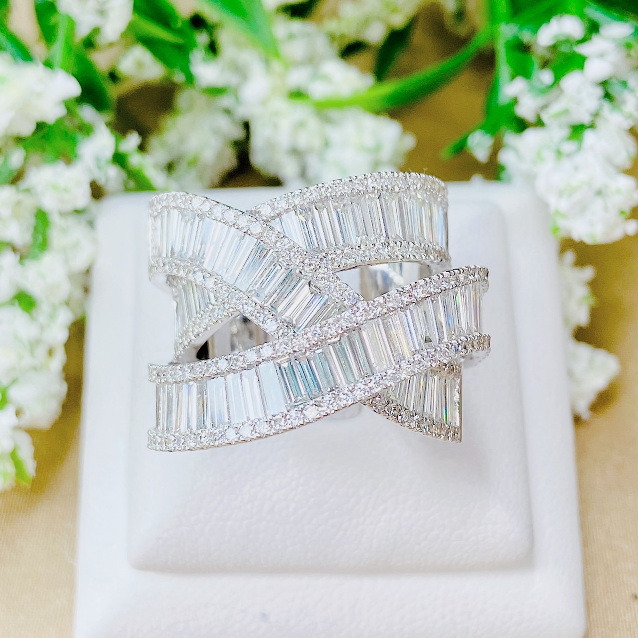 แหวนเพชรไขว้ วงใหญ่ ประดับเพชรน้ำ100 ใส่สวยขึ้นทุกนิ้วค่ะ