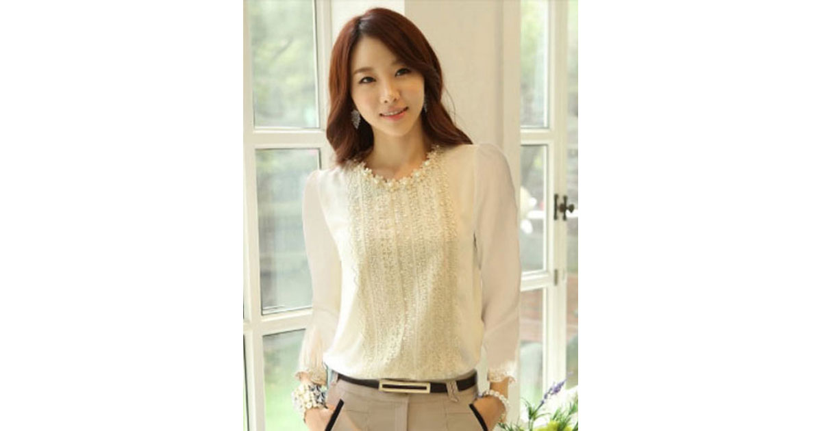 เสื้อแฟชั่นสีขาวแต่งมุกที่คอ เสื้อแฟชั่นใส่ออกงานได้สวยหรู รหัส 1799