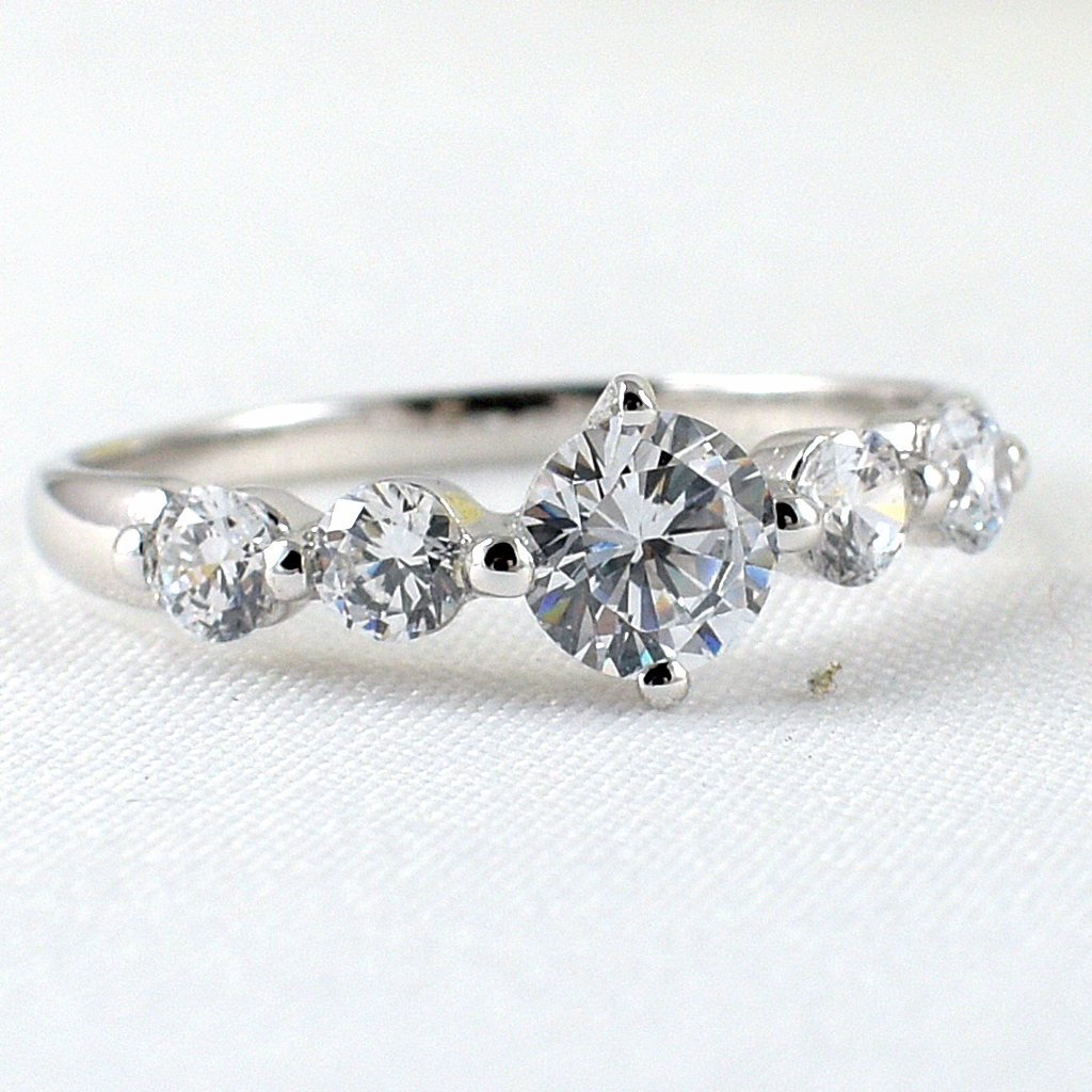 แหวนเงินแท้ราคาถูกชุบทองคำขาว เพชรCZเม็ดกลาง 0.50 กะรัต เพชรCZเม็ดข้าง 0.36 กะรัต งานประณีตสวยงาม สั่งผลิตค่ะ