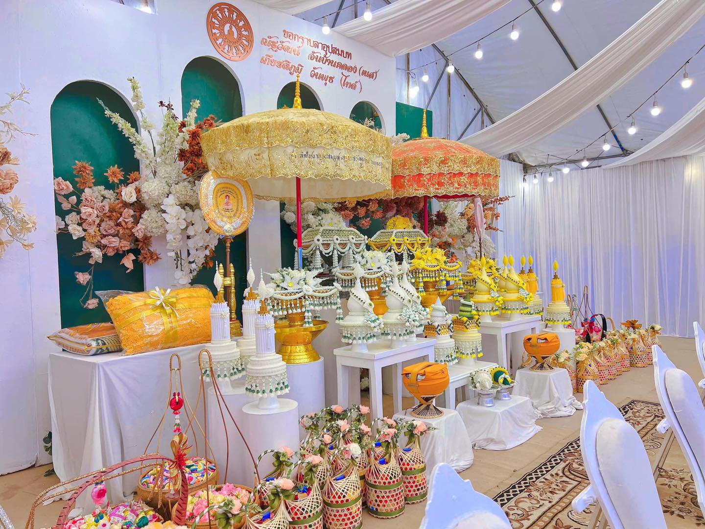 เครื่องบวชดอกไม้ประดิษฐ์สีขาว ไตรทรงเตี้ย