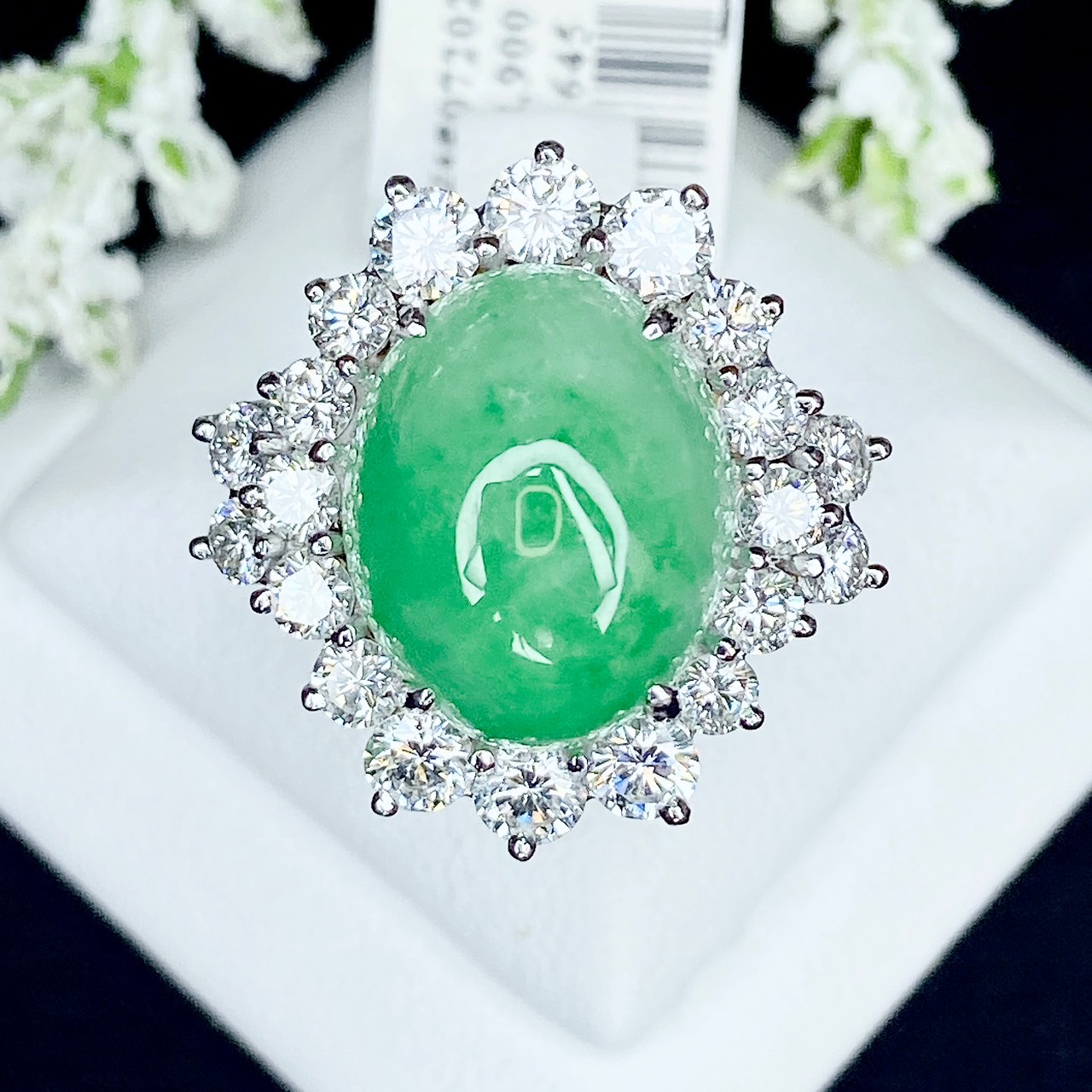 แหวนหยกพม่าธรรมชาติ (หลังเบี้ย) Natural Burmese Jade Ring หยกพม่าสีเขียวเม็ดนี้ เป็นหยก Type A มาจากประเทศพม่า เป็นทรงหลังเบี้ย เนื้อแก้ว สีเขียวกรีนแอปเปิ้ล เกรดท๊อปพรีเมี่ยม มีใบเซอร์รับประกันจากสถาบัน