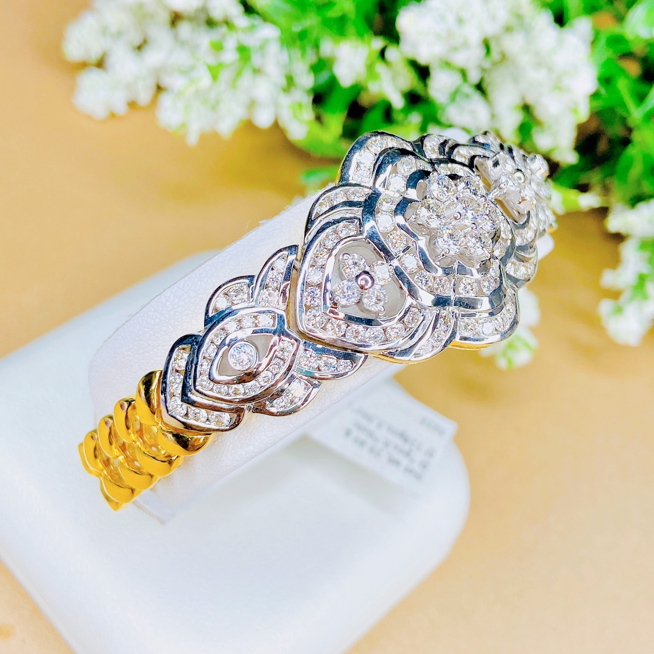 สร้อยข้อมือฝังเพชรลายฉลุเต็มหน้าตรงกลาง Center ฝังเป็นดอกพิกุล แล้วล้อมเพชรรอบชั้นนอกถัดมา ตัวเรือนทองหนา ชิ้นงานใหญ่ ใส่เต็มข้อมือ อลังการมากค่ะ