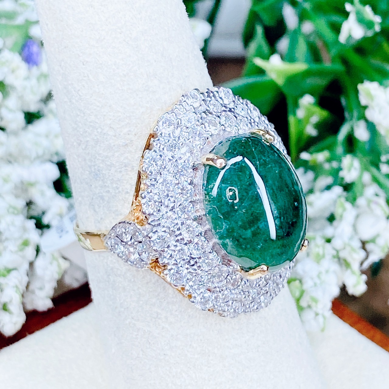 แหวนมรกตสีสวยเม็ดใหญ่ 12ct!!!! มรกตล้อมเพชรฟูๆเลยค่ะ แต่งบ่าข้างตัวเรือนทอง กระเปาะฉลุลายสวย วงนี้เพชรมาเยอะมาก เพชรสวยเล่นไฟ