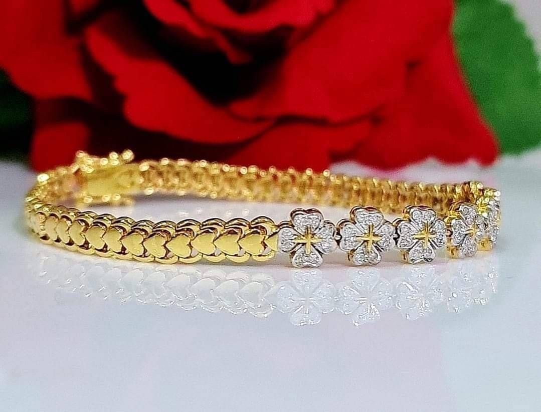 พร้อมส่งและสั่งผลิตสร้อยข้อมือทองเพชรแท้ ใบโคลเวอร์มอบโชค นำพาโชคดีมาสู่เรา เพชรเยอะมากค่ะ แต่งงาน หมั้น ใส่เที่ยว ออกงาน ทองคำ 9K เพชรแท้ 0.30 กะรัต 56 เม็ด ราคาถูกมาก ส่งฟรี