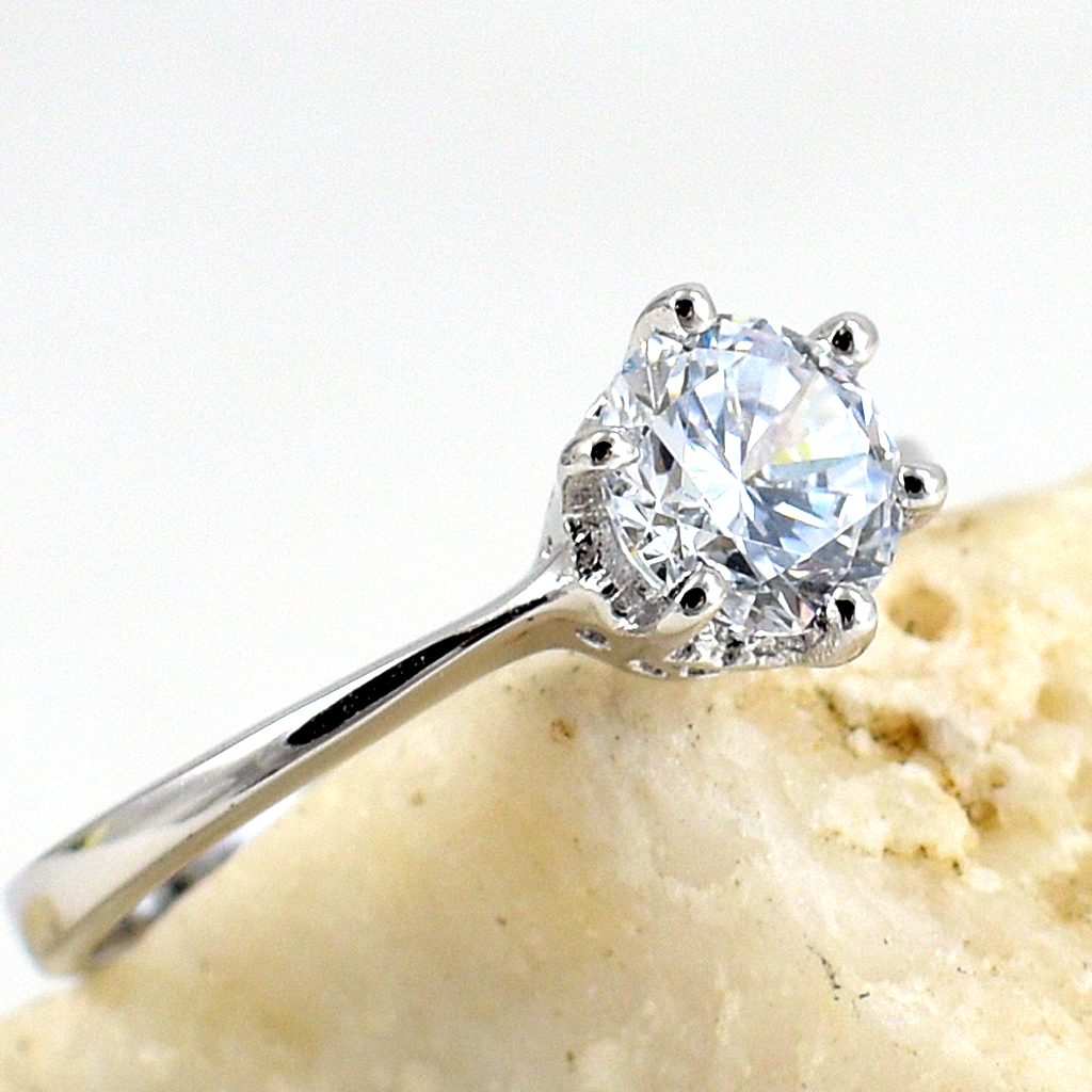 แหวนเงินแท้ราคาถูกชุบทองคำขาว เพชรCZแท้ 0.80 กะรัต งานประณีตสวยงาม สั่งผลิตค่ะ