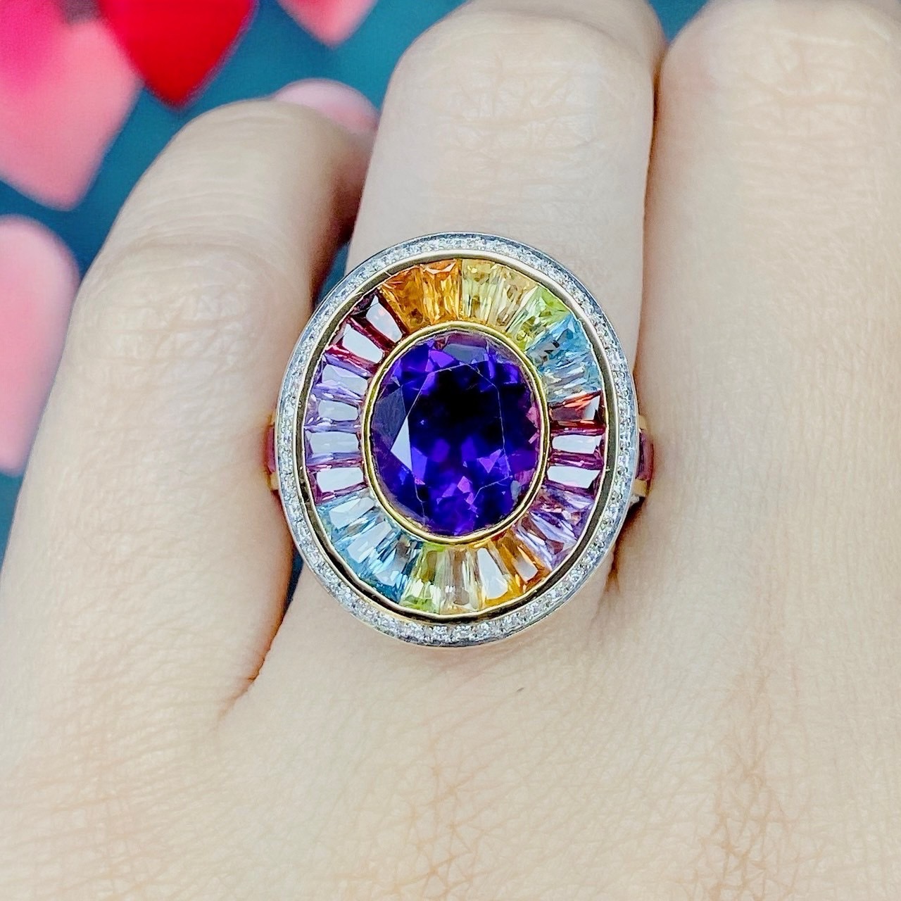 แหวนพลอยมัลติเหลี่ยมแทปเปอร์ล้อมอเมทิสต์สีม่วง ฝังเพชรล้อมเป็น Surprise Diamond ประดับบ่าด้านข้างด้วยอเมทิสต์เหลี่ยมปริ้นเซส ตัดขอบด้วยเพชรน้ำ100