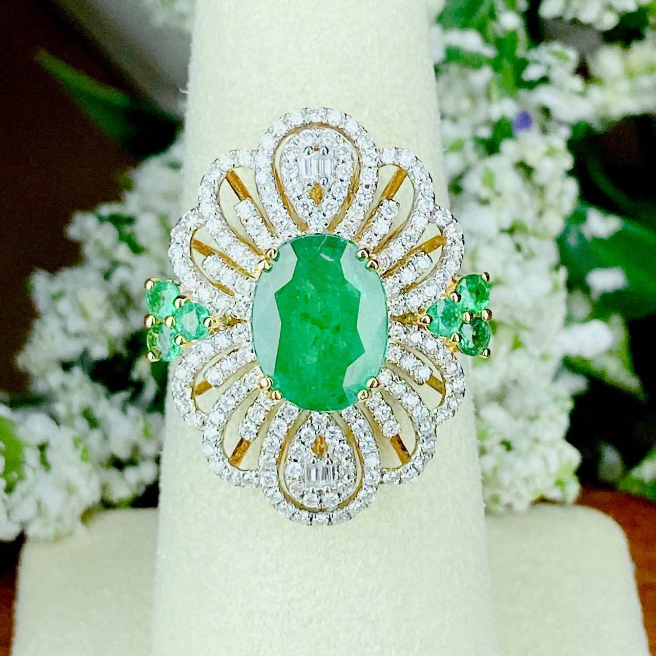 หวนพลอยมรกตแซมเบียสีเขียว Green ล้อมเพชรบริวารโดยรอบแบบวินเทจ ประดับบ่าด้วยแซมเบียชั้นสุดท้าย *** พร้อมเซอร์จาก IGA รับรอง