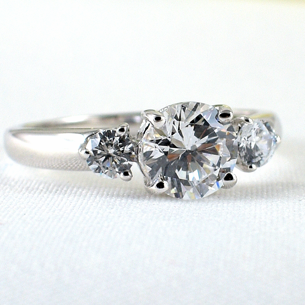 แหวนเงินแท้ราคาถูกชุบทองคำขาว เพชรCZเม็ดกลาง 1.25 กะรัต เพชรCZเม็ดข้าง 0.34 กะรัต งานประณีตสวยงาม สั่งผลิตค่ะ