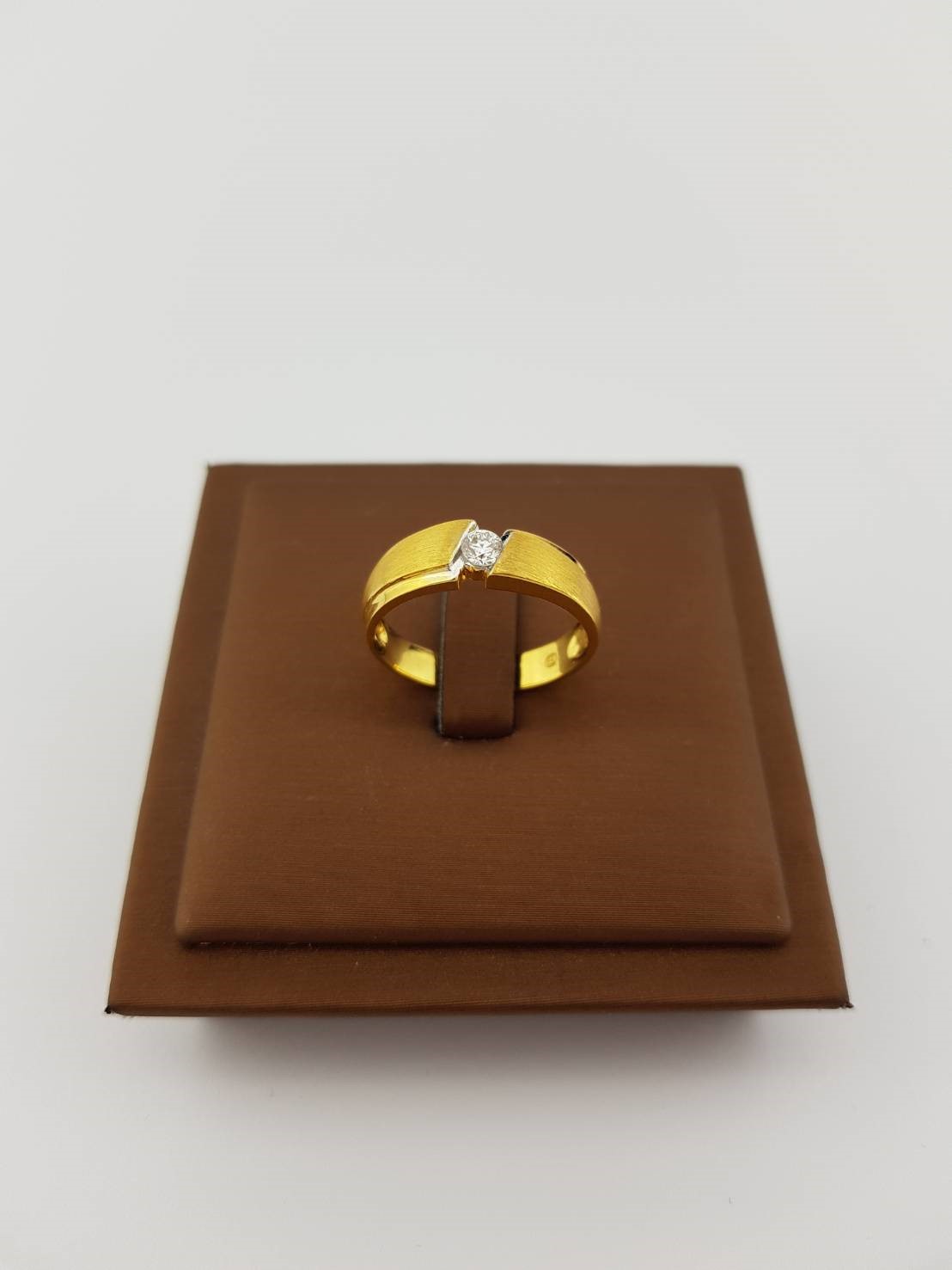 สั่งผลิตเพชรเบลเยี่ยมคัท แหวนแต่งงาน แหวนหมั้น ใส่เที่ยว ออกงาน แหวนทองคำ 18K เพชรแท้ 0.15 กะรัต 4.14 กรัม น้ำ 99 ราคาถูกมาก มีใบรับประกันค่ะ