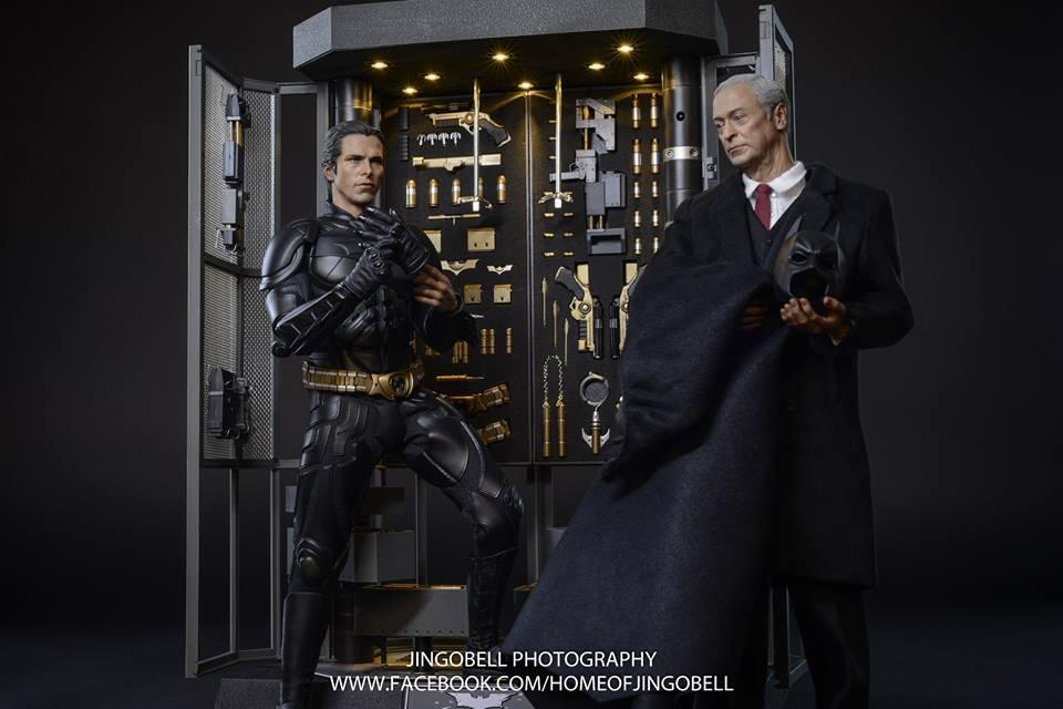 HOTTOYS - The Dark Knight - Batman Armory With Bruce Wayne & Alfred