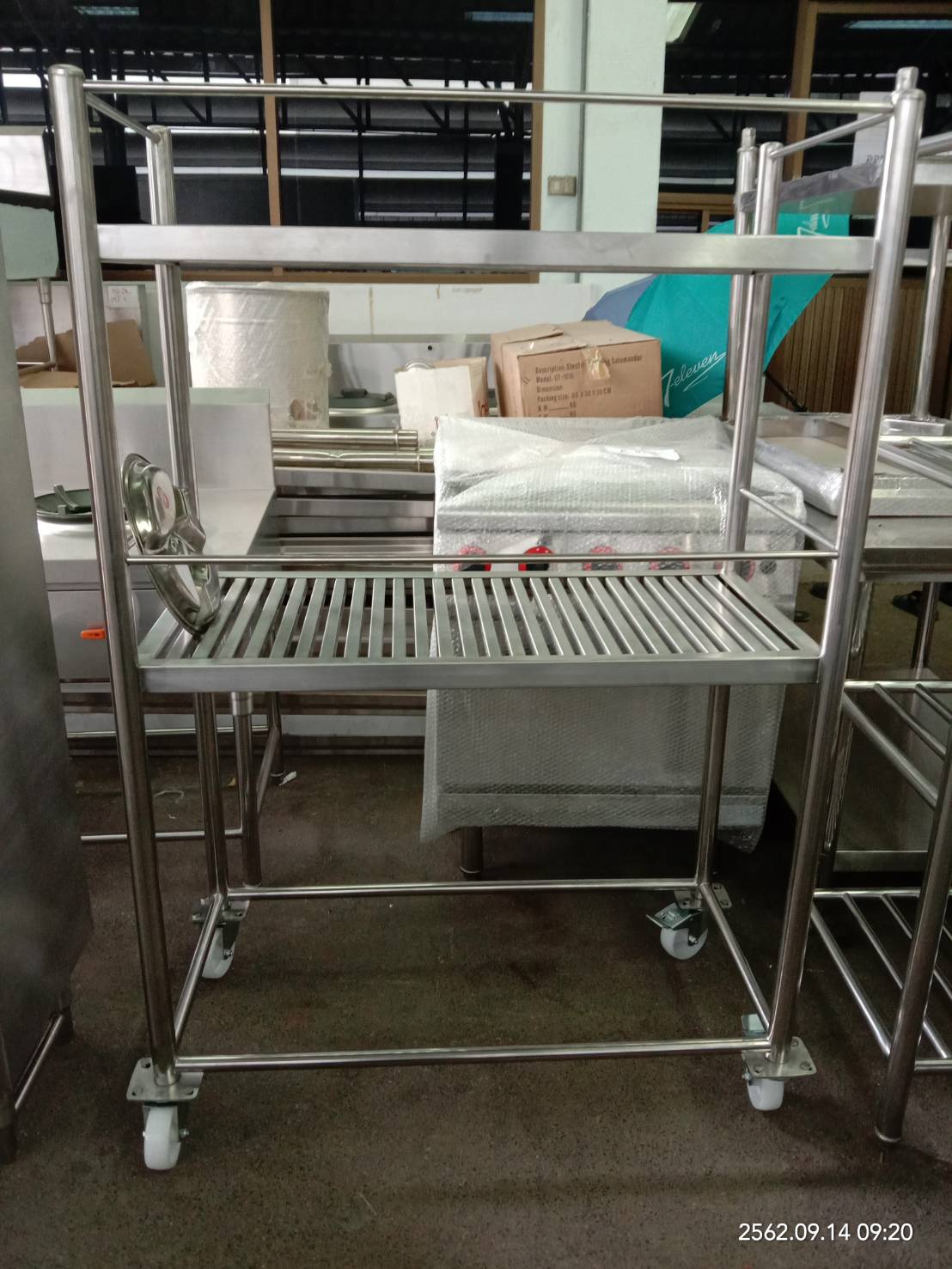 ชั้นวางถาดหลุมสแตนเลส 2 ชั้น 002-RW-002 ชั้นเสียบถาดหลุมโรงเรียนตรงมาตราฐานสาธรสุขเมืองไทย,Stainless slatted Shelves for food tray,ชั้นคว่ำจานสำหรับโรงแรม