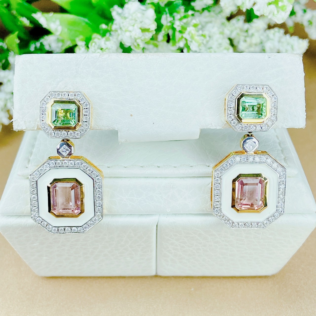 ต่างหูคู่นี้เป็นการฝังทัวร์มาลีนลงไปบนอินาเมล คือฝังลงบนตัวพลอย (Gems stone) เป็นขั้นตอนที่ยากที่สุดในการทำ จึงต้องมั่นใจว่าทำแล้วพลอยจะไม่เสียหายหรือกระทบกระเทือนแม้แต่นิดเดียว นี่คือเสน่ห์เพิ่มเติมให้กับเครื่องประดับ High Jewelry ชุดนี้ค่ะ ต่างหูพลอยดิบ