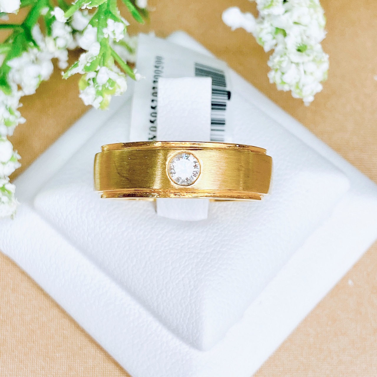 แหวนเพชรเม็ดเดี่ยวแบบหุ้ม Bazel Setting ตัวเรือนทอง ทำซาติน Satin ตัดขอบเงาบน-ล่าง เพิ่มลูกเล่น