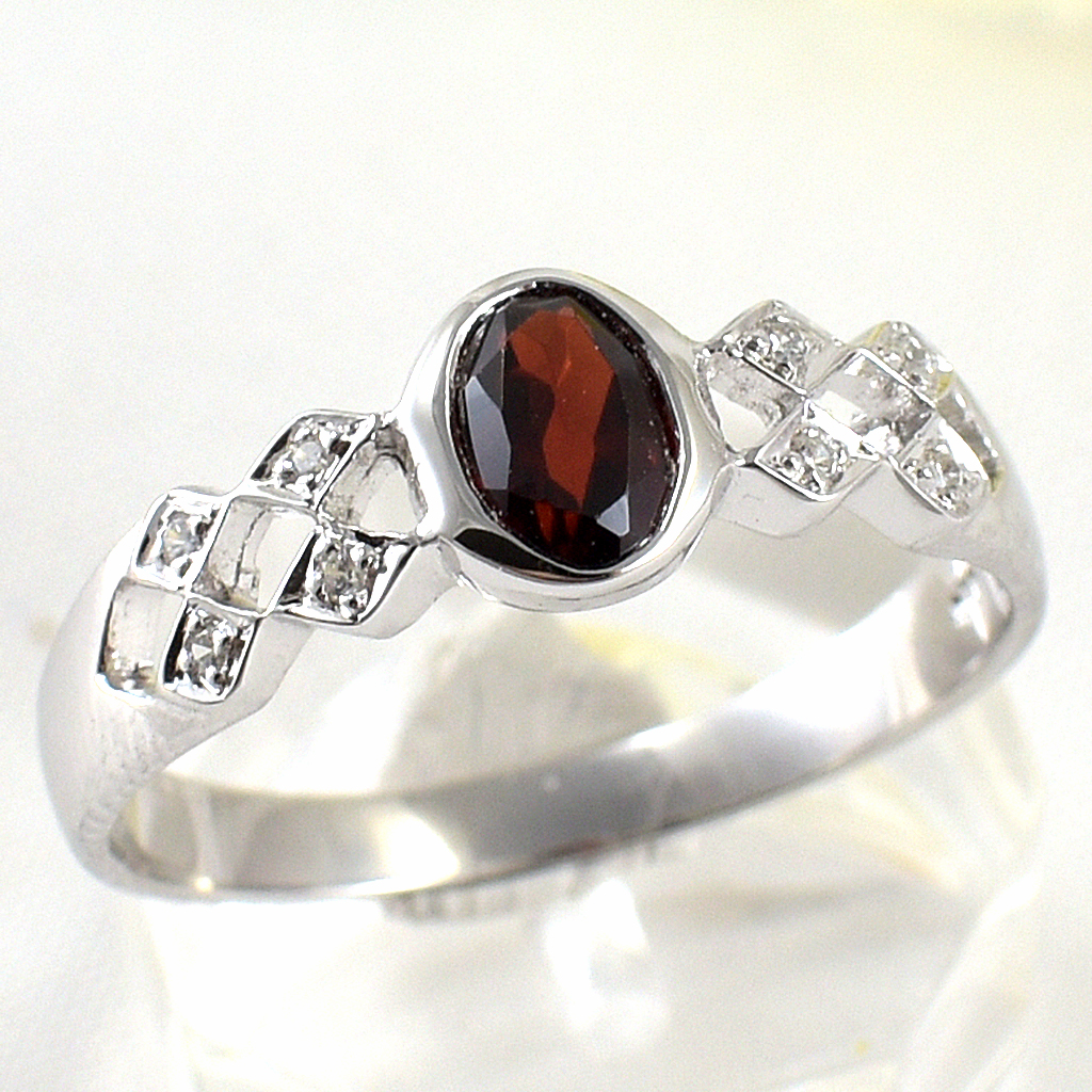 แหวนเงินแท้ราคาถูกชุบทองคำขาว พลอยแท้โกเมน 0.55 กะรัต เพชรCZ 0.056 กะรัต งานประณีตสวยงาม สั่งผลิตค่ะ