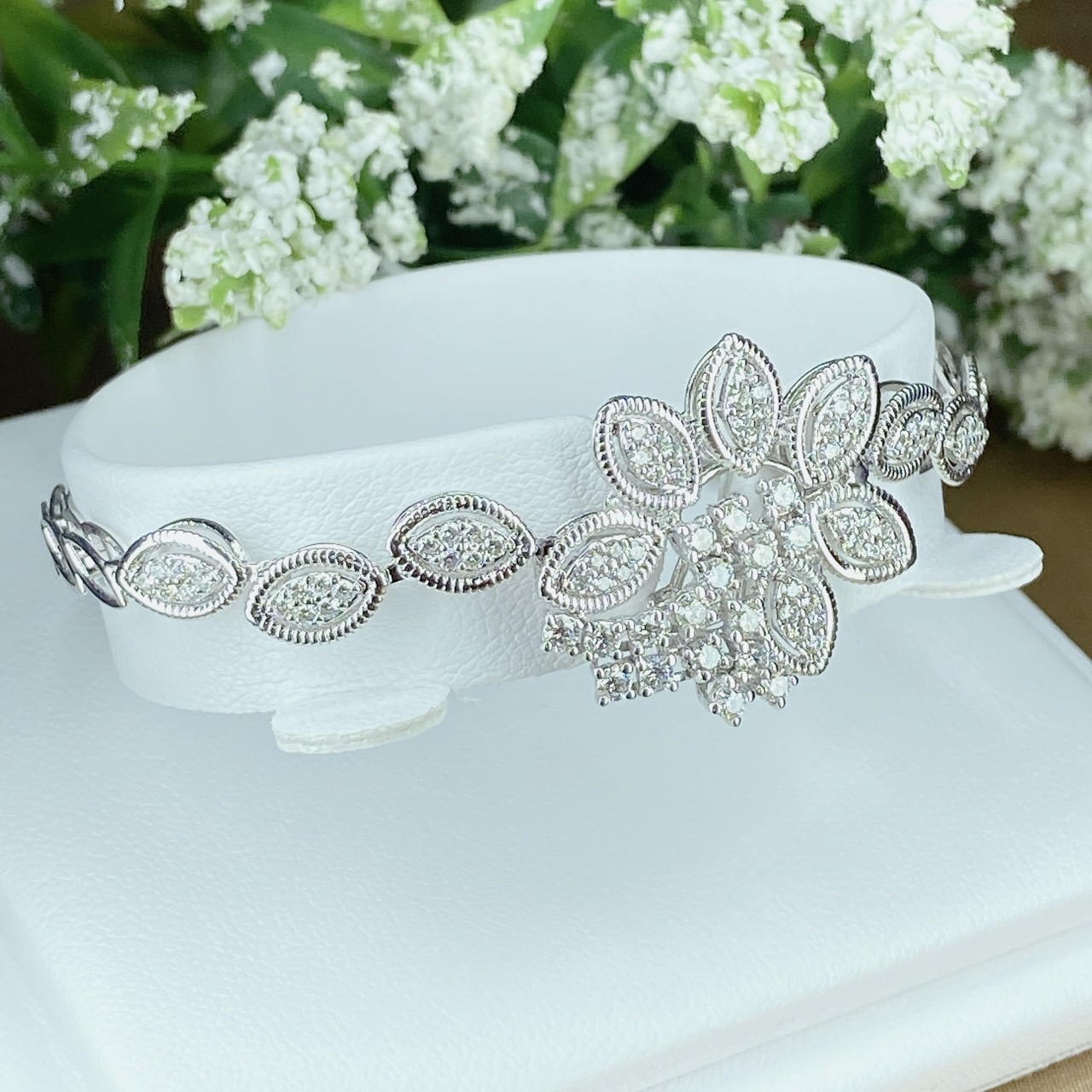 สร้อยข้อมือเพชรดีไซน์สวย เล่นลายด้วยการขึ้นขอบ จะเห็นแบบนี้ในงานทิฟฟานีเป็นส่วนใหญ่เลยค่ะ