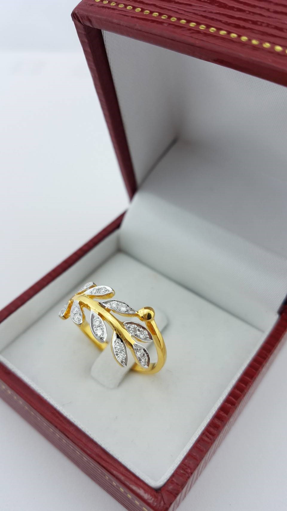 สั่งผลิตเพชรเบลเยี่ยมคัท แหวนแต่งงาน แหวนหมั้น ใส่เที่ยว ออกงาน แหวนทองคำ 18K เพชรแท้ 0.22 กะรัต 3.49 กรัม น้ำ 99 ราคาถูกมาก มีใบรับประกันค่ะ