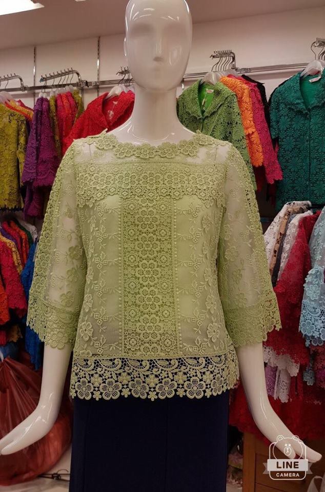 เสื้อลูกไม้ดอกลอยสวิส สีหวาน ม่วง โอรส ฟ้า เขียวอ่อน และชมพู ราคา 1800 บาท