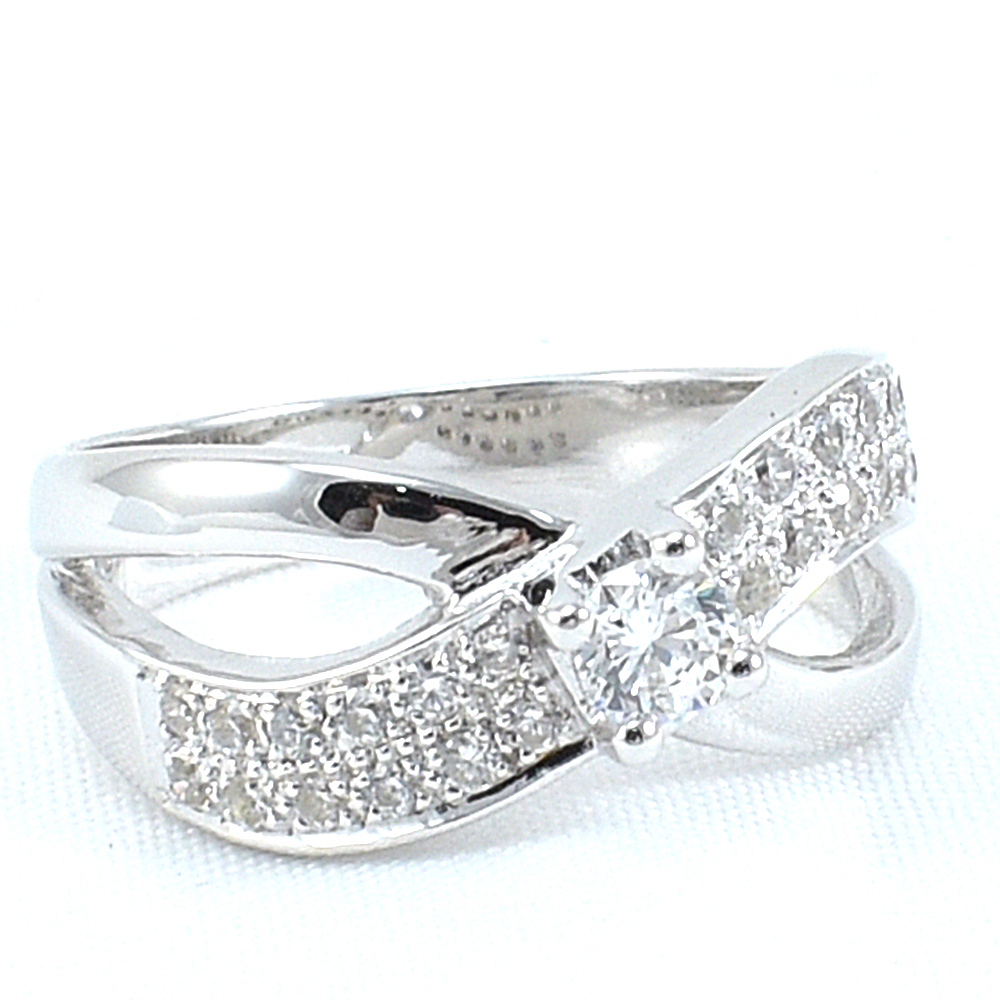 แหวนเงินแท้ราคาถูกชุบทองคำขาว เพชรCZเม็ดกลาง 0.25 กะรัต เพชรCZเม็ดข้าง 0.36 กะรัต งานประณีตสวยงาม สั่งผลิตค่ะ