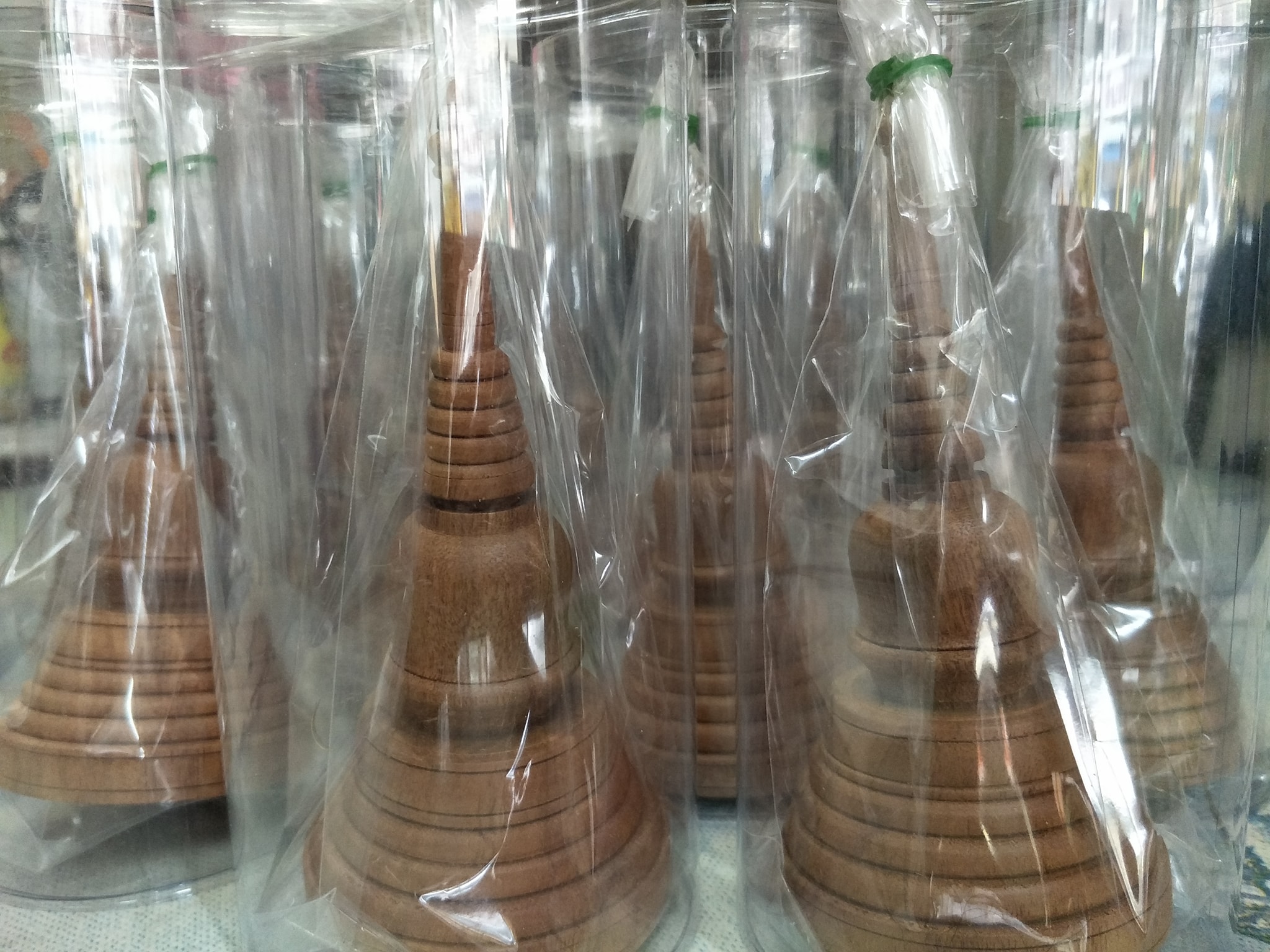 เจดีย์ไม้มะฮอกกานี ใส่พระธาตุ อบน้ำมันจันทน์หอม Pagoda Gardenia Ervatamia wood Mok wood casket for relics ขนาดสูง 6 นิ้ว