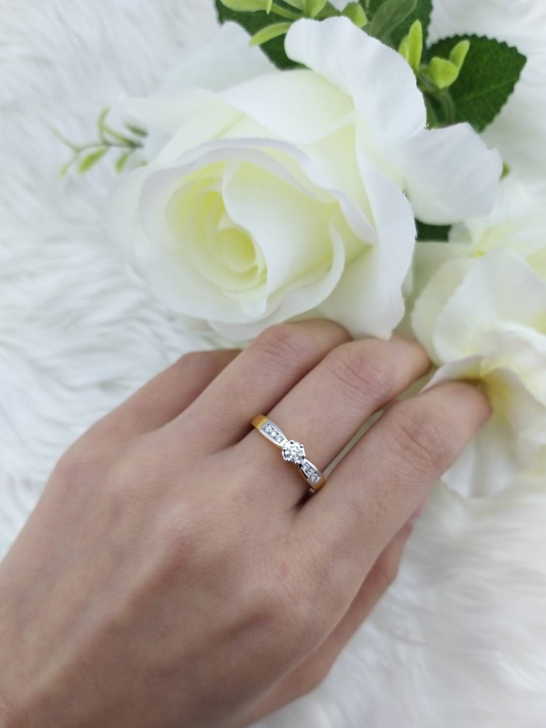 สั่งผลิตเพชรเบลเยี่ยมคัท แหวนแต่งงาน แหวนหมั้น ใส่เที่ยว ออกงาน แหวนทองคำ 18K เพชรแท้ 0.25 กะรัต 2.83 กรัม น้ำ 99 ราคาถูกมาก มีใบรับประกันค่ะ