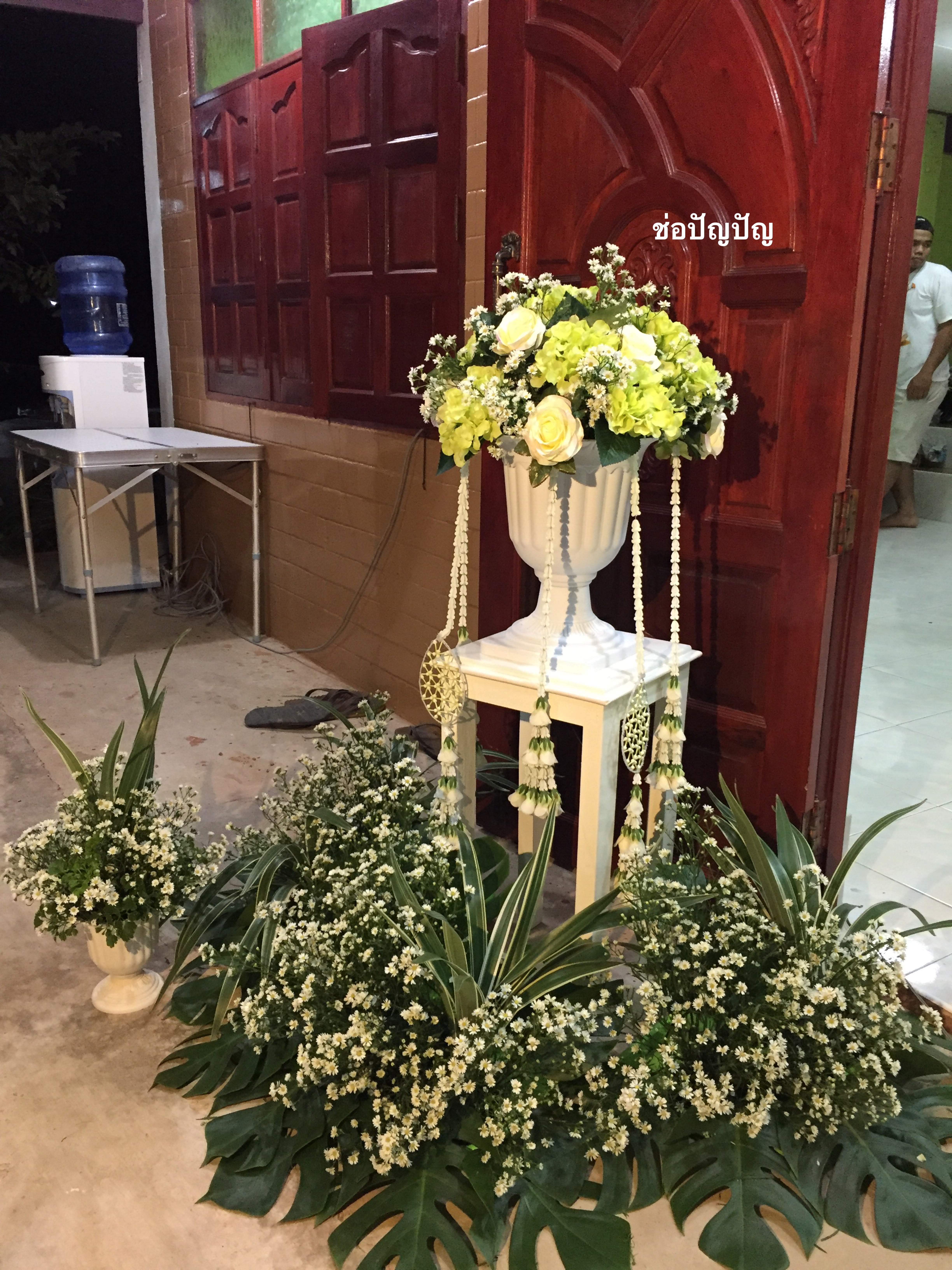 สถานที่หลั่งน้ำสังข์,แบคดรอปหลั่งน้ำสังข์ โทนขาวเขียว